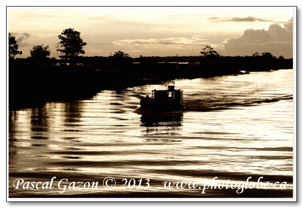 20130416_La jungle au Brésil__MG_2060+contre jour boat.jpg